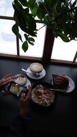 confortable caf scène avec délicieux petit déjeuner avec des fruits bol et latté video