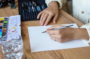 independiente artista día. artista comenzando un acuarela pintura en un blanco lona foto