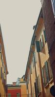 une charmant et pittoresque étroit rue doublé avec coloré bâtiments ensemble contre une clair bleu ciel video