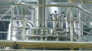 moderno construir cervejaria. construir Cerveja Produção. moderno equipamento dentro cervejaria, metal tanques, alcoólico beber Produção 5 video