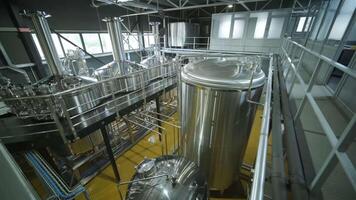 moderno construir cervejaria. construir Cerveja Produção. moderno equipamento dentro cervejaria, metal tanques, alcoólico beber Produção 10 video