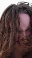 portrait de souriant femme dansant dans fleur champ en plein air. affectueux fille avec longue rouge cheveux tournant autour dans printemps parc. fermer Jeune femelle la personne sentiment gratuit dans épanouissement jardin dans été journée. video