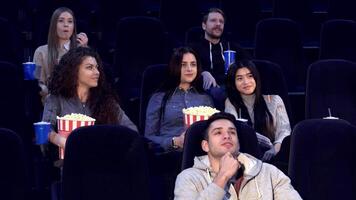 aufgeregt jung freunde genießen ein Film Nacht beim das Kino video