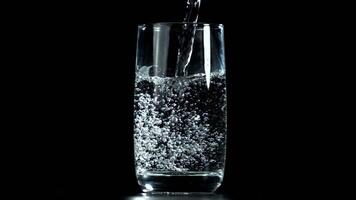 acqua è versato in un' bicchiere. girato su un' alta velocità telecamera a 1000 fps. alto qualità FullHD metraggio video