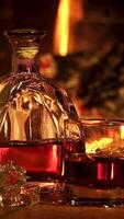 Whiskey Brille und Karaffe durch Kamin glühen, Nahansicht von Whiskey Brille und ein Karaffe glühend herzlich neben ein Geknister Kamin. Vertikale Aufnahmen video