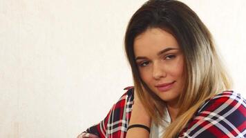 pensativo niña relajante en el sofá video