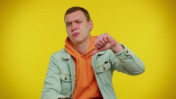 van streek Mens in denim jasje tonen duimen naar beneden teken gebaar, afkeuring, ontevreden, afkeer video