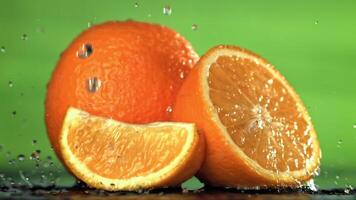 gouttes de l'eau tomber sur le orange. filmé sur une haute vitesse caméra à 1000 ips. haute qualité Full HD métrage video