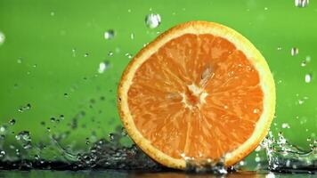 gouttes de l'eau tomber sur le orange. filmé sur une haute vitesse caméra à 1000 ips. haute qualité Full HD métrage video