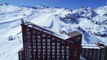 cênico nevado vale esqui recorrer às andes montanhas santiago dentro Chile.. glacial lago. video