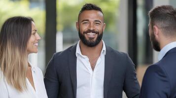 Tres negocio personas sonriente y hablando foto