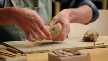 homme mains argile la modélisation purée sculpture artisan sculpteur potier artiste artisan gars Fait main en forme de poterie décoration grès artisanat céramique sculpture art atelier vaisselle artisanat loisir art travail video