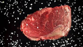 carne de vaca chuletón filete mosca arriba y caídas abajo. filmado en un alta velocidad cámara a 1000 fps. alto calidad full HD imágenes video