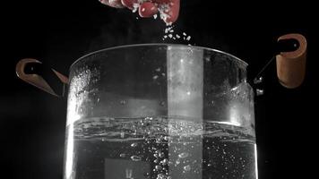 el cocinar sales el agua en un cacerola. filmado en un alta velocidad cámara a 1000 fps. alto calidad full HD imágenes video