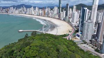 acima Visão do balneário Camboriú Horizonte às Camboriú dentro santa catarina brasil. lindo cenário. video