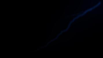 vfx realistisch Linie Licht Strahl Blau Blitz bewirken auf schwarz Hintergrund. video