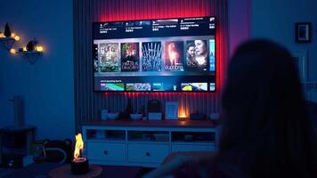 Sofia, bulgaria-17 05 2025 .guardando hbo max su grande schermo tv nel confortevole casa ambientazione durante il sera video