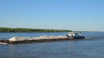 volga, Rusland, mei 26. een lading schip of aak transporten lading langs de volga rivier. lading vervoer. rivier- navigatie, logistiek en vervoer video